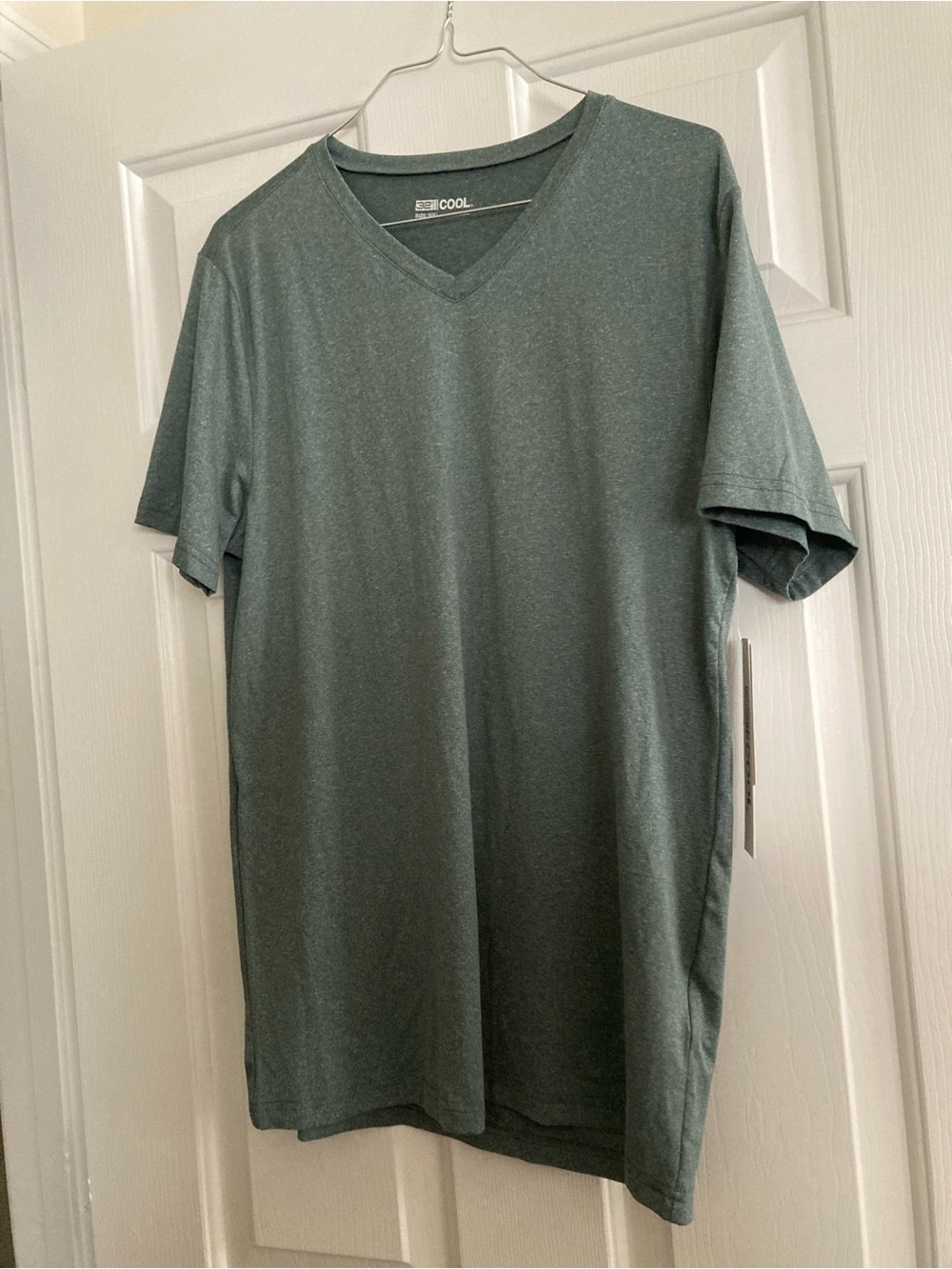 32 Degrees Men's V-Neck Tee in Everpine Green NWT